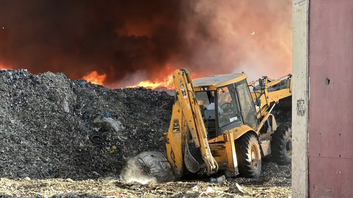 adanada geri donusum fabrikasinda yangin DlrkfYlU