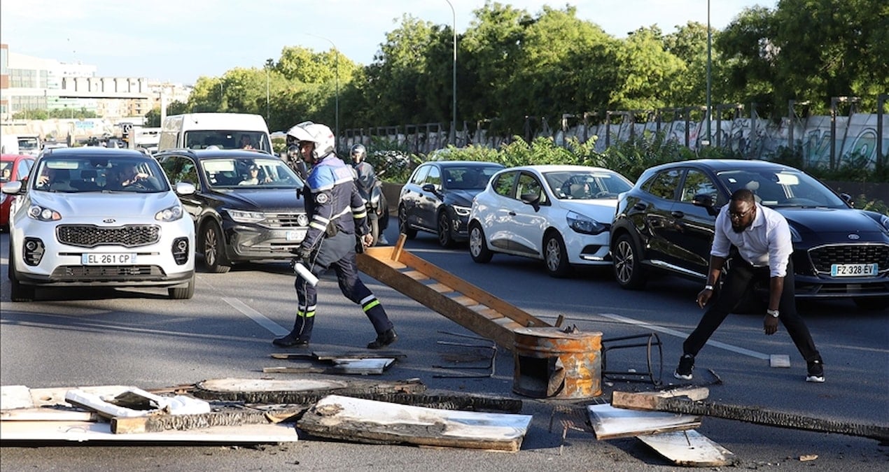 fransa yeni basbakanini protestolarla karsiladi paris sokaklari savas alani LUHZV16x