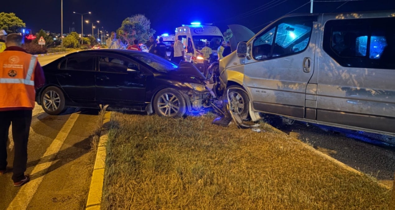 sivassporlu futbolculari tasiyan arac kaza yapti 3u sporcu 5 yarali IBMu5dtl