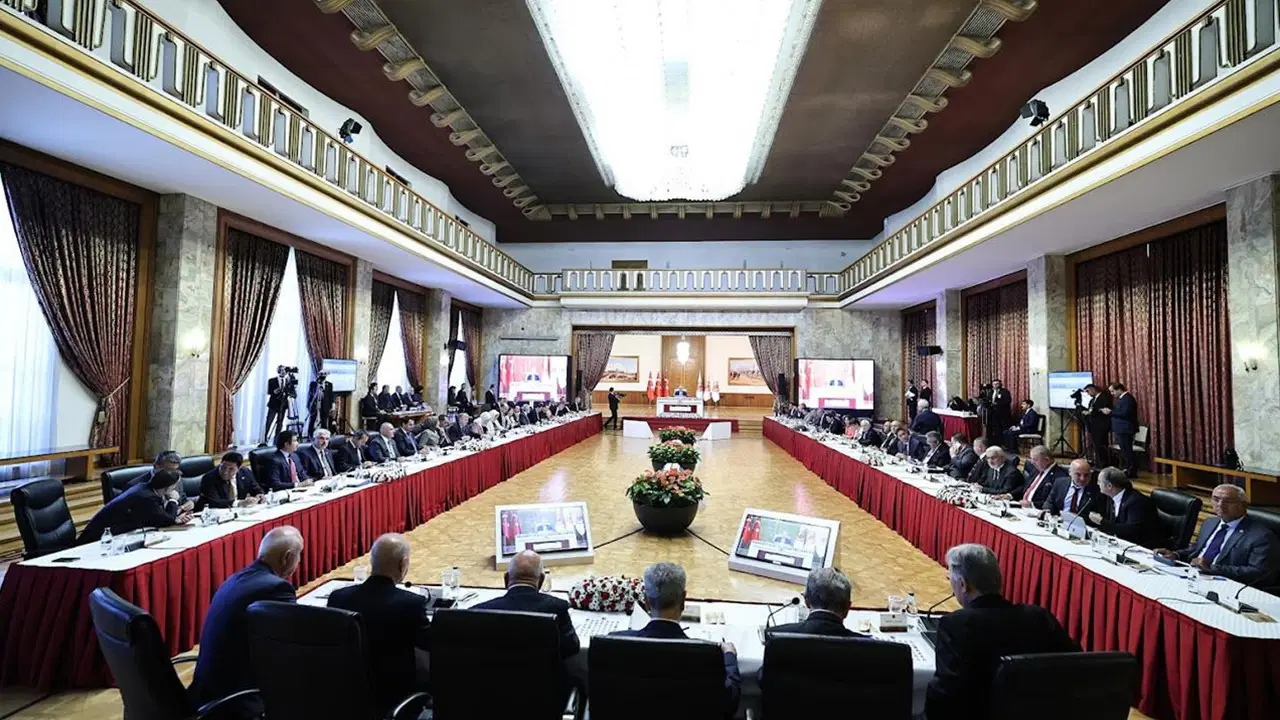 surec komisyonunun 10 toplantisinda akademisyenler dinlendi biz burada konusuyoruz bizim guvencemiz var mi bilmiyorum 7aVYNVuM