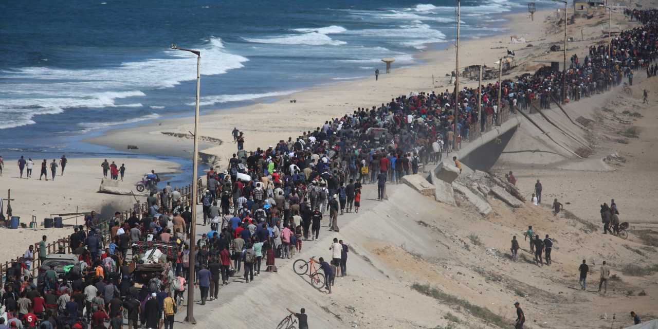 gazzeliler evlerinin enkazi uzerine cadir kuruyor VBgf8AKS