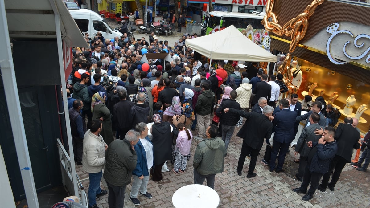 kocaelide kuyumcu acilisinda altin ve saat hediye edildi izdiham yasandi BU7B8EgF.jpg