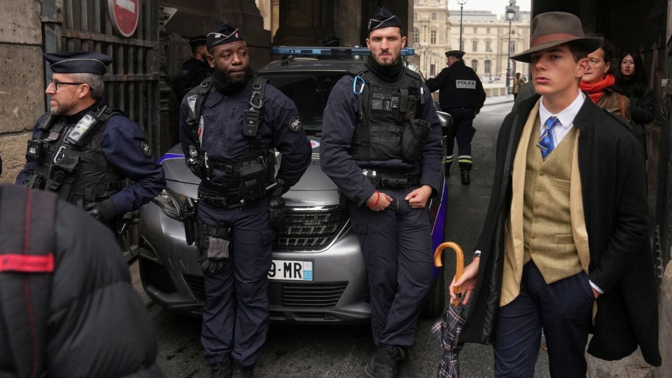 louvre soygununu bu dedektif mi cozecek uzPZAJVc.jpg