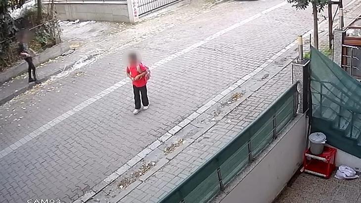 avcilarda soke eden anlar 10 yasindaki kizi takip edip yanina cagirdi annesi gelince kacti DP7Nvrq2.jpg