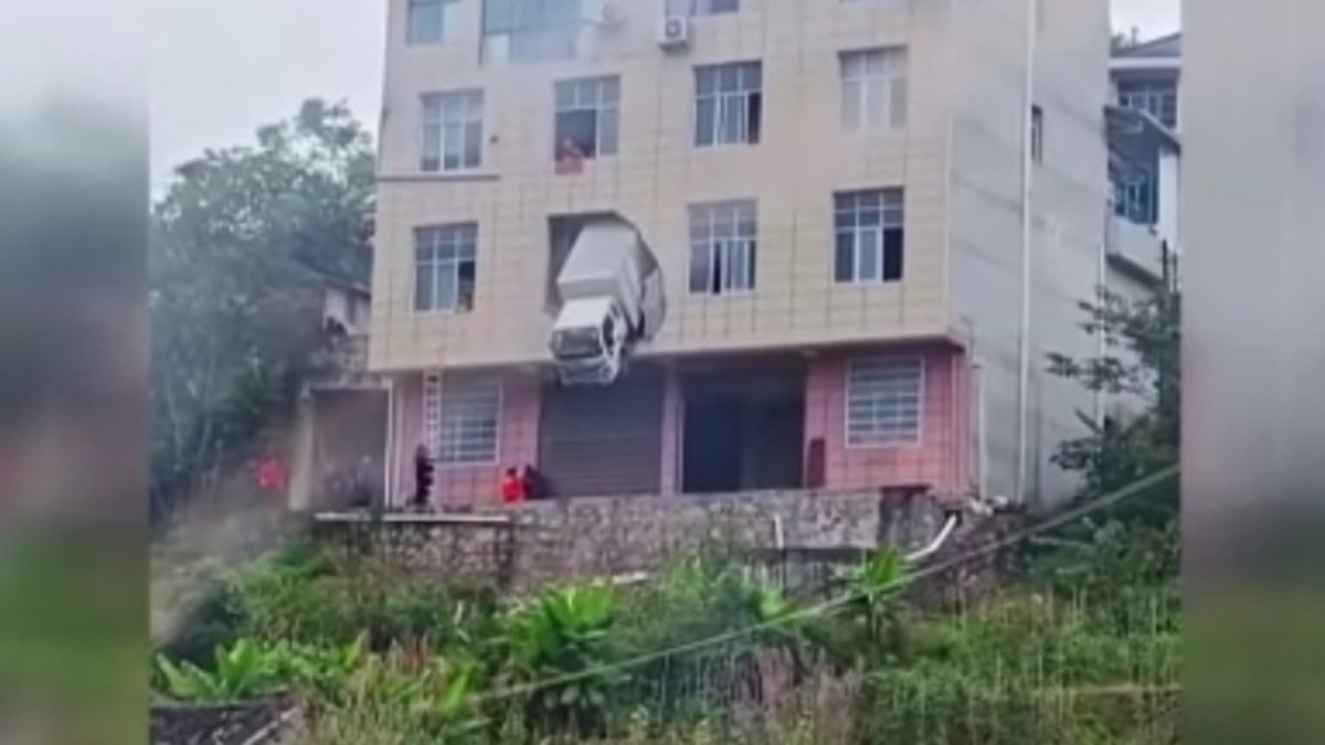 cinde kontrolden cikan kamyon bina duvarini asti tnh97sxt.jpg