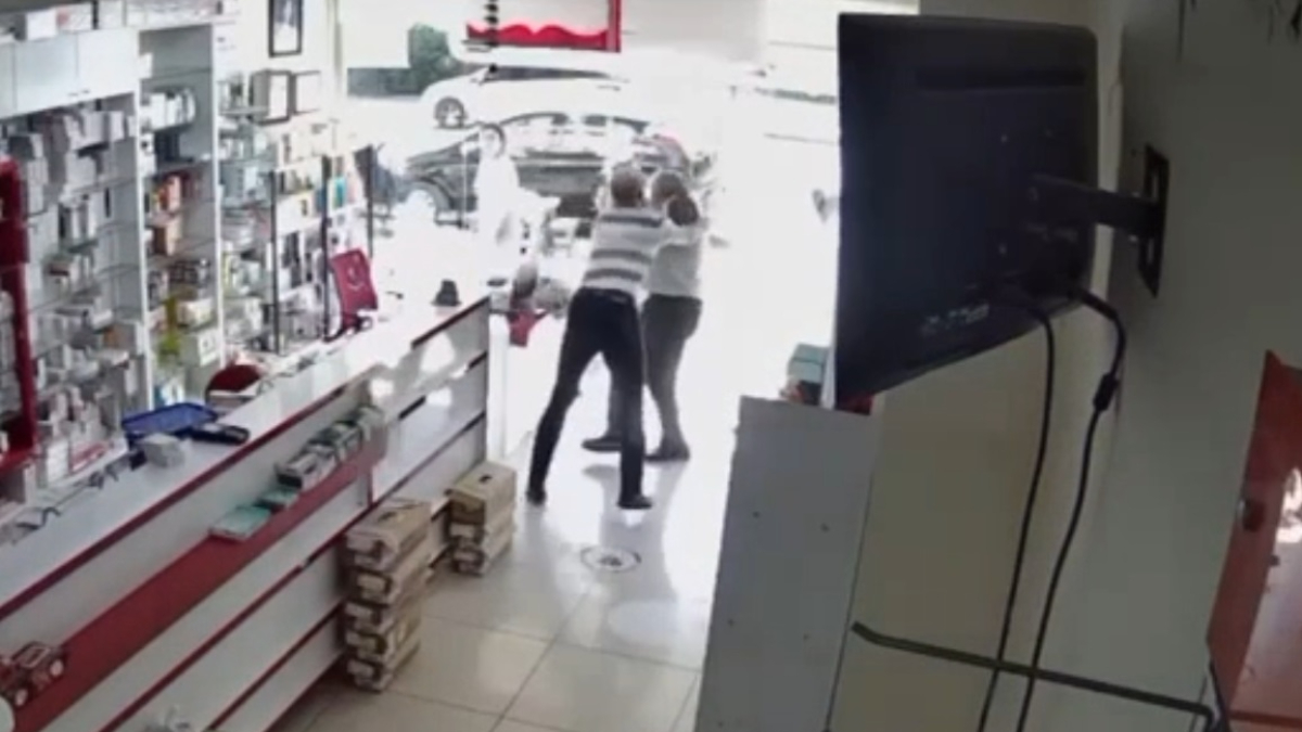 mersinde eczaci teknisyeni tartaklandi yeni goruntulerle gercek ortaya cikti eMhwJD93.jpg