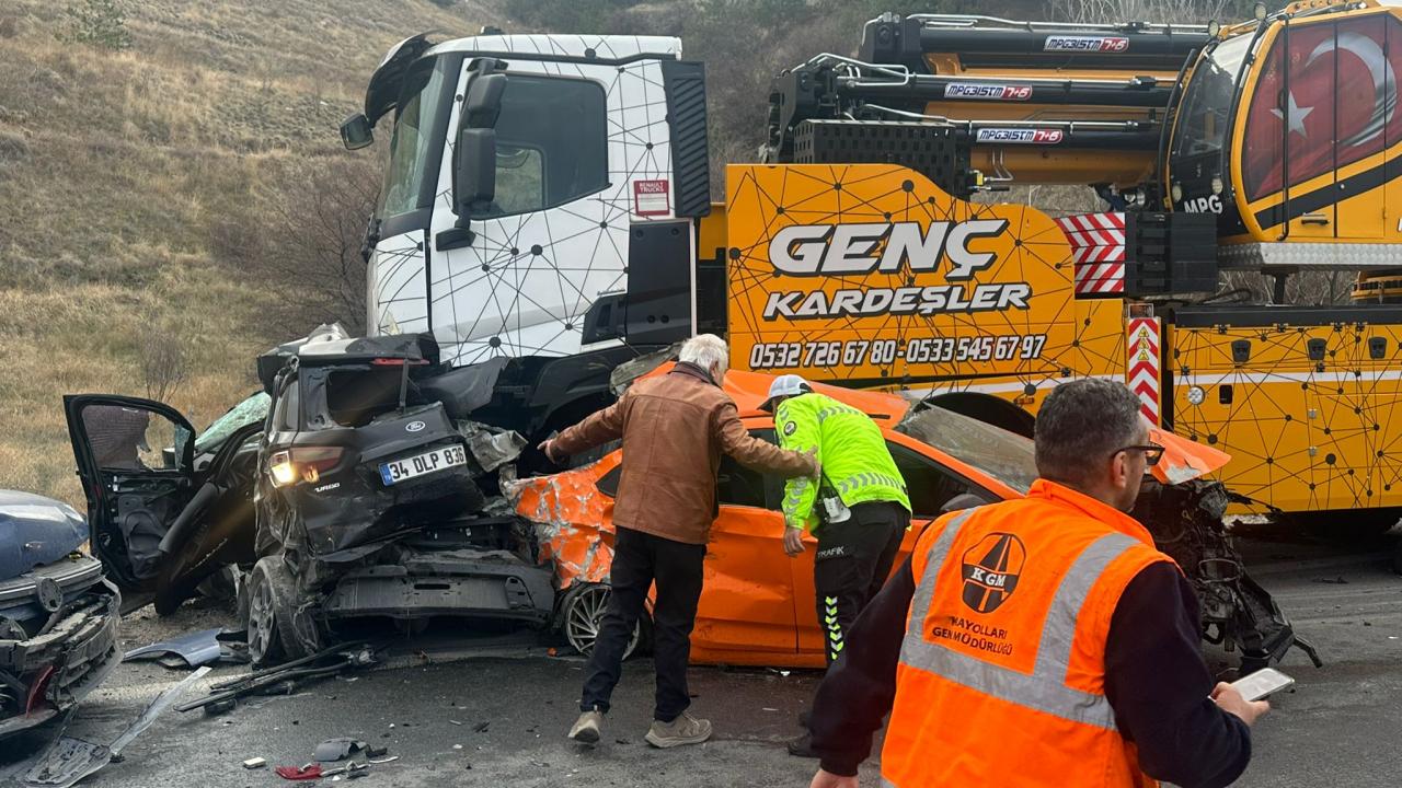 Ankara’da vinç, 13 araca çarptı; yaralılar var!