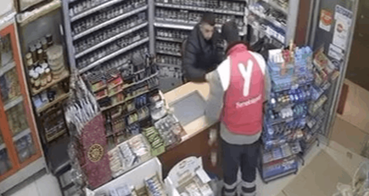 Parasını düşüren kuryeyi sosyal medya sayesinde buldu