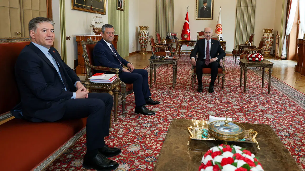 CHP Lideri Özgür Özel, TBMM Başkanı Numan Kurtulmuş ile Ara Seçim Üzerine Görüştü