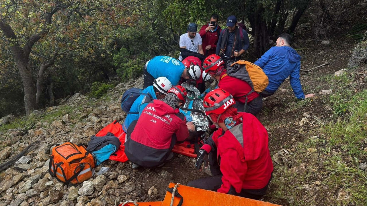 fethiyede-kurtarma-operasyonu-ayagi-kirilan-kisi-kurtarildi-mjp2Cgau