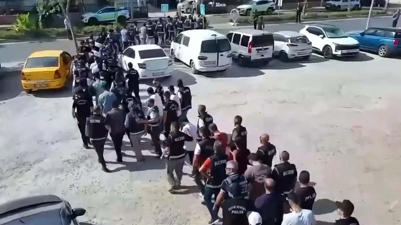 10 ilde ikinci dalga vize dolandiriciligi operasyonu 27 tutuklama tX7CDAlz
