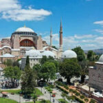 Ayasofyada yuksek sesle incil okuyan iki turist gozaltina alindi rV42FJGJ