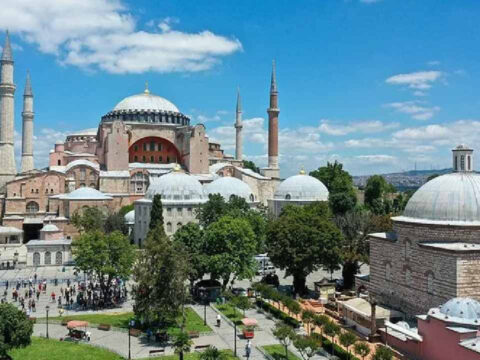 Ayasofyada yuksek sesle incil okuyan iki turist gozaltina alindi rV42FJGJ