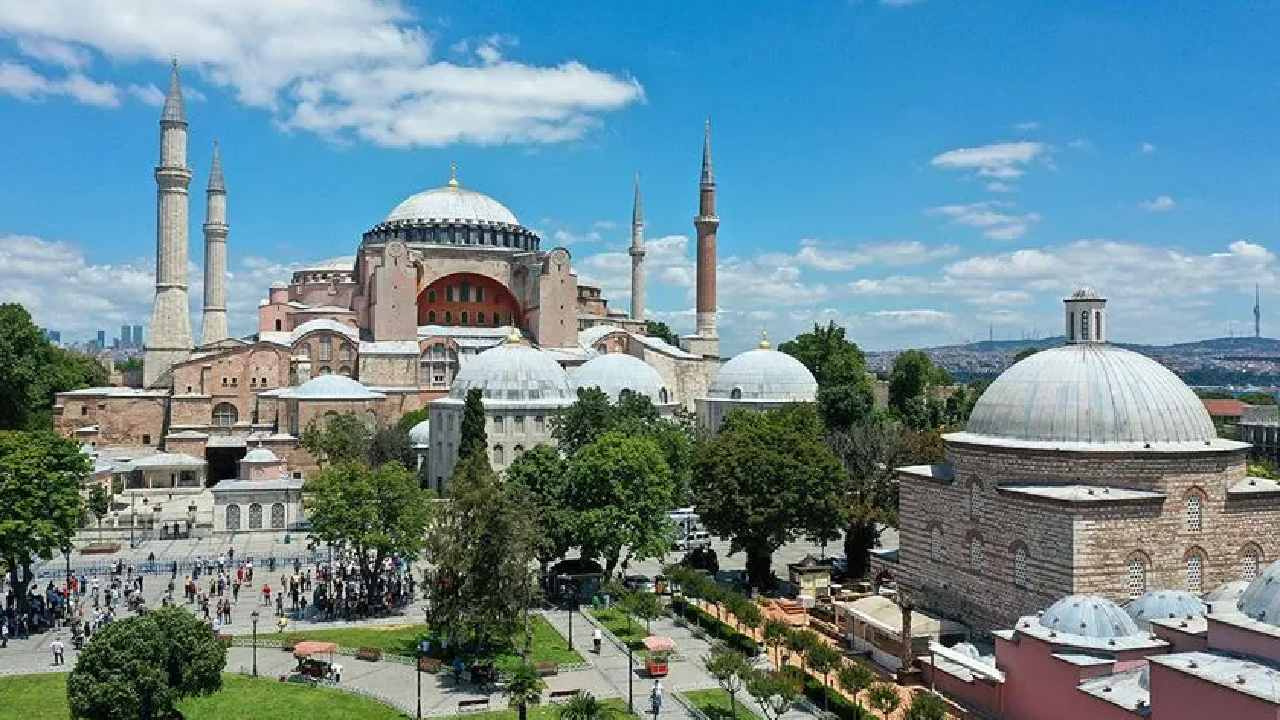 Ayasofyada yuksek sesle incil okuyan iki turist gozaltina alindi rV42FJGJ