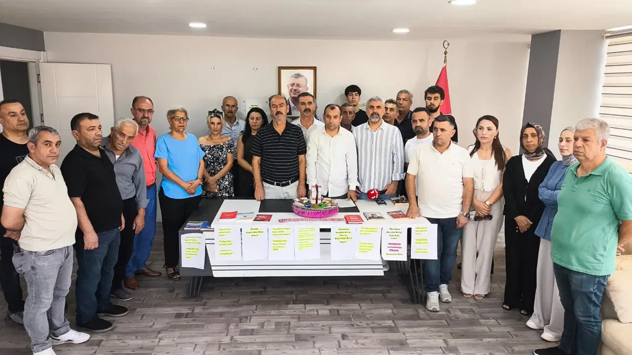 Diyarbakır’da 685 kişi CHP’den istifa etti: ‘Birer paket kına gönderiyoruz, otursunlar, eserlerine bakıp kına yaksınlar!’ Diyarbakirda 685 kisi chpden istifa etti birer paket kina gonderiyoruz otursunlar eserlerine bakip kina 1DOelr8y