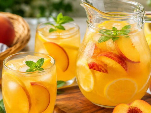 Yazin serinleten ev yapimi icecek seftalili limonata tarifi gKFauZNE