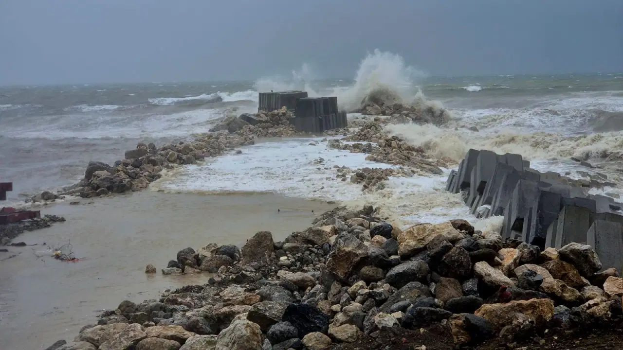 Zonguldak’ta dalga boyu 3 metreyi buldu Zonguldakta dalga boyu 3 metreyi buldu EhJXxIaF
